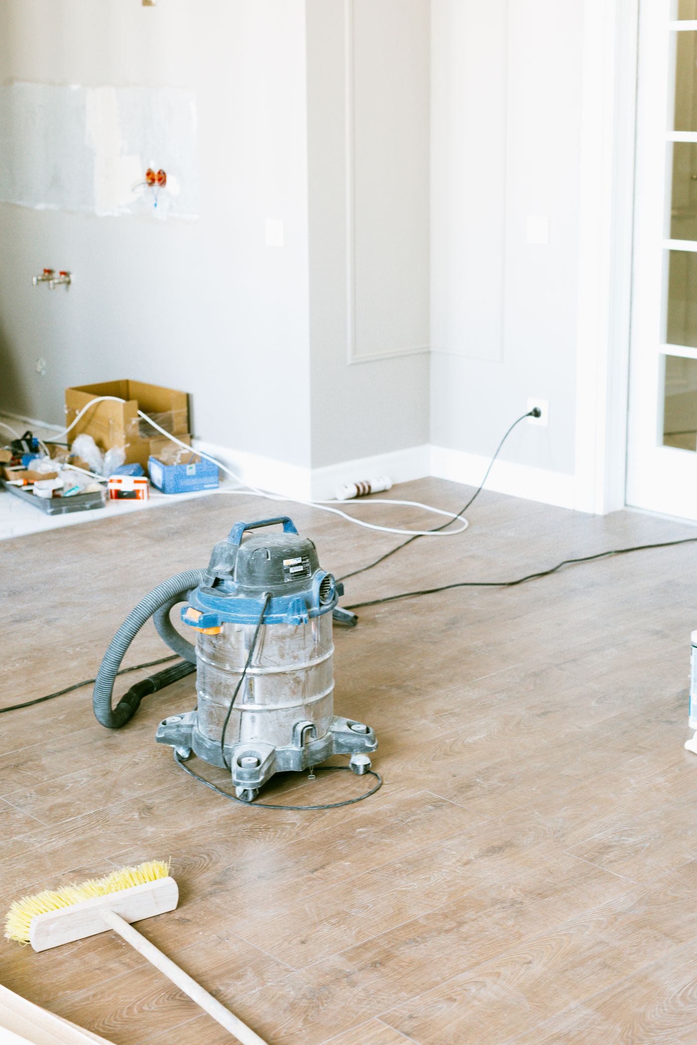 Aspirateur de chantier dans un appartement en rénovation